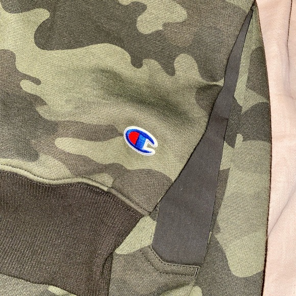 Champion pullover sweater in green camo. Size Large - Picture 6 of 8